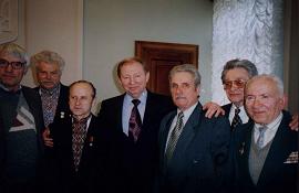 Президент України сфотографований разом з головами обласних товариств та головою Всеукраїнського товариства політв язнів та репресованих Євгеном Пронюком.